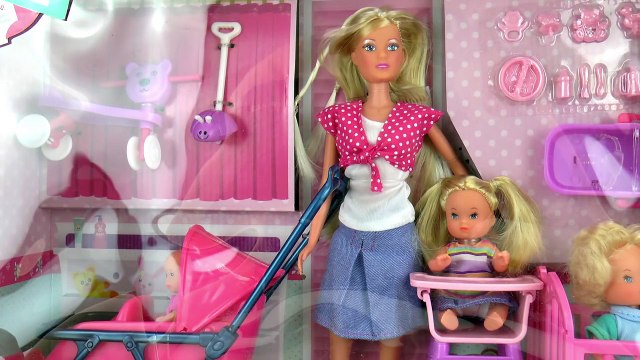 Steffi Love Baby World - Maman avec 3 petits enfants, lit pour bébé, chaise haute et tricycle