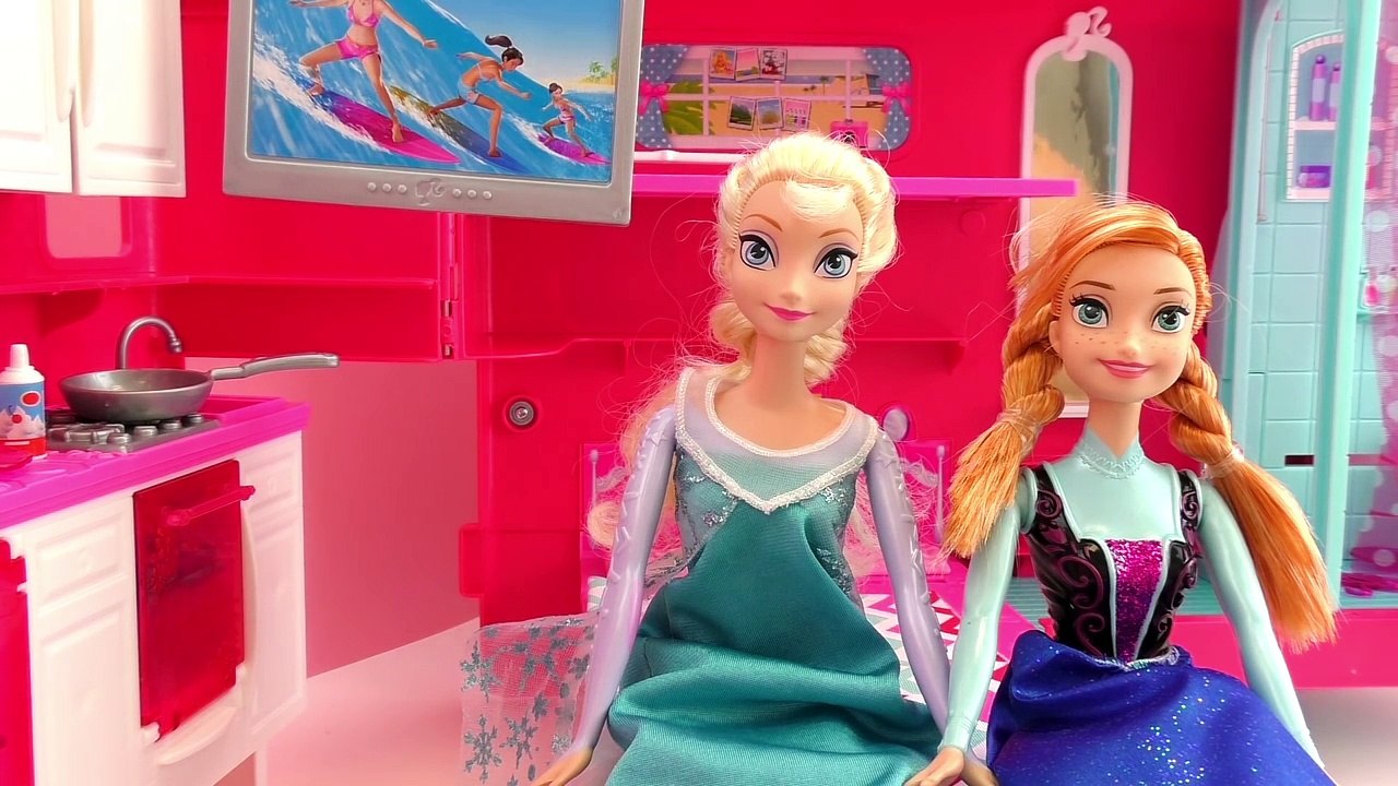 Vacances au camping avec Elsa et Anna – Des Marchmallows au feu de camps Story