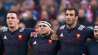 Le Haka des Néo-Zélandais et la réponse des Français soutenus par le stade