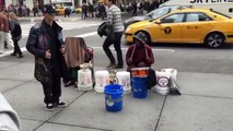 Un Danseur Hip Hop Aide Un Batteur De Rue