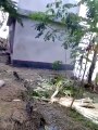 Une maison disparait dans l'eau après un glissement de terrain