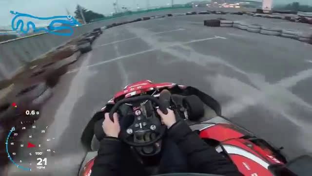 Une fille essaie le karting