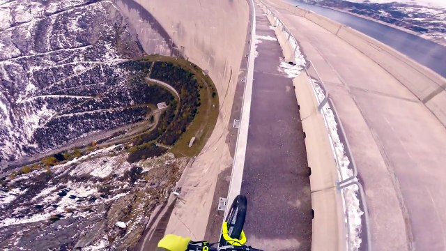 Fabio Wibmer roule sur le bord d'un barrage de 200 mètres de haut