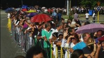 Les Cubains défilent devant le portrait de Fidel Castro, au premier jour des cérémonies d'hommage