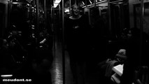 Büyük Beden Model Olan Iskra Lawrence Metroda Soyunarak Konuşma Yaptı