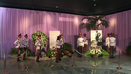Les Cubains rendent hommage à leur leader décédé