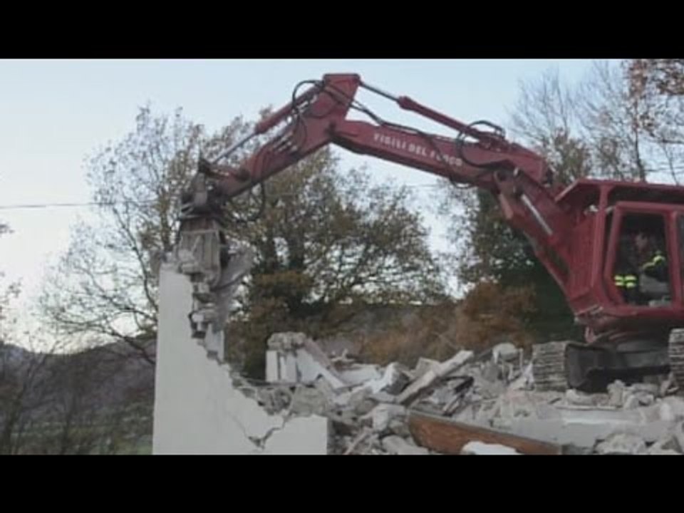 Norcia (PG) - Terremoto, smontaggio controllato di un'abitazione (28.11.16)