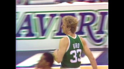 Larry Bird colle 47 pts aux Pistons avec classe
