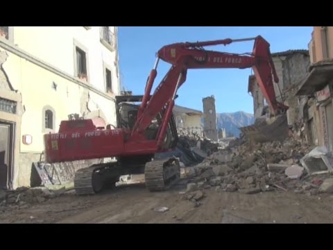 Video Amatrice (RI) - Terremoto, rimozione macerie in Corso Umberto I (28.11.16)