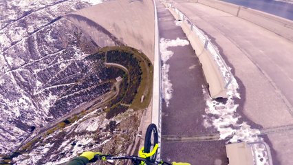 Fabio Wibmer roule à vélo sur le bord d'un barrage