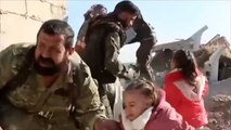 النظام يكثف غاراته على شرق حلب وآلاف المدنيين يفرون