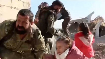 النظام يكثف غاراته على شرق حلب وآلاف المدنيين يفرون