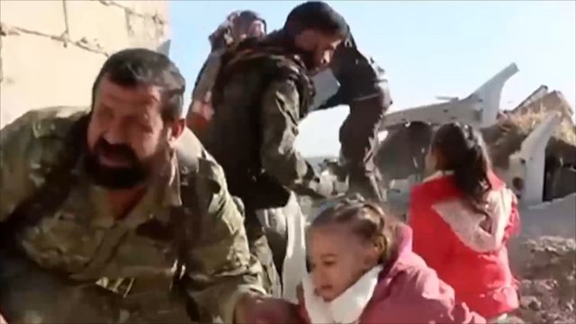 النظام يكثف غاراته على شرق حلب وآلاف المدنيين يفرون