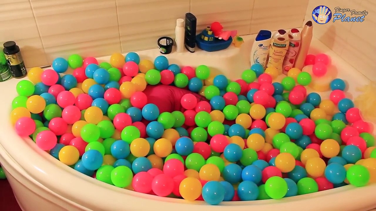 PINK SPIDERGIRL Colour Balls Bath! w/ Spiderman, Frozen Elsa & Venom - SUPERHERO Ball Pit Fun IRL :)