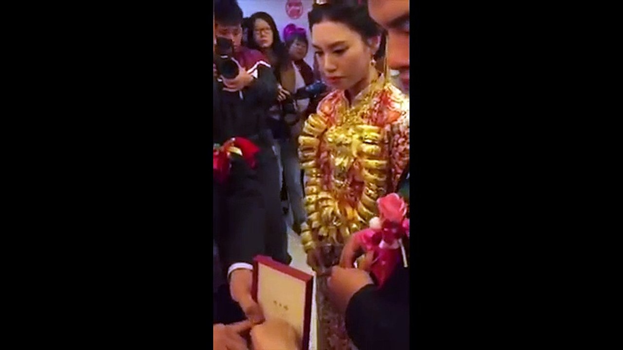 Xôn xao clip cô dâu 20 tuổi được tặng 20kg vàng