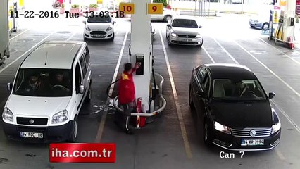Benzin istasyonunda ilginç kaza kamerada!
