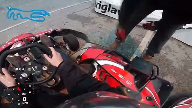 Quand une fille essaie de faire du karting