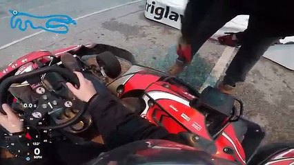 Quand une fille essaie de faire du karting