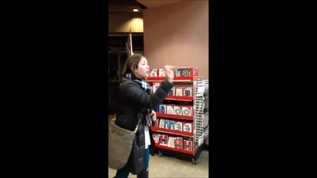 Cris racistes d'une femme fan de Trump pendant 10min aux USA !
