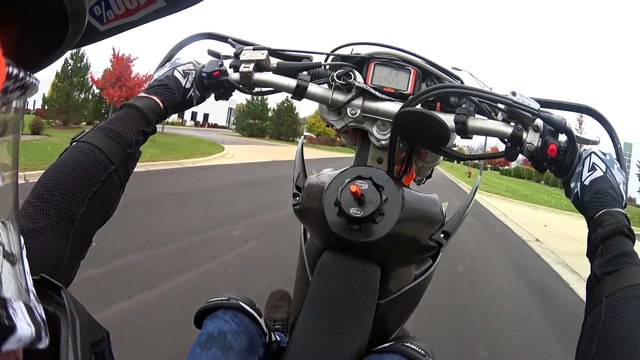 Des policiers sympa arrêtent un motard faisant des Wheelie