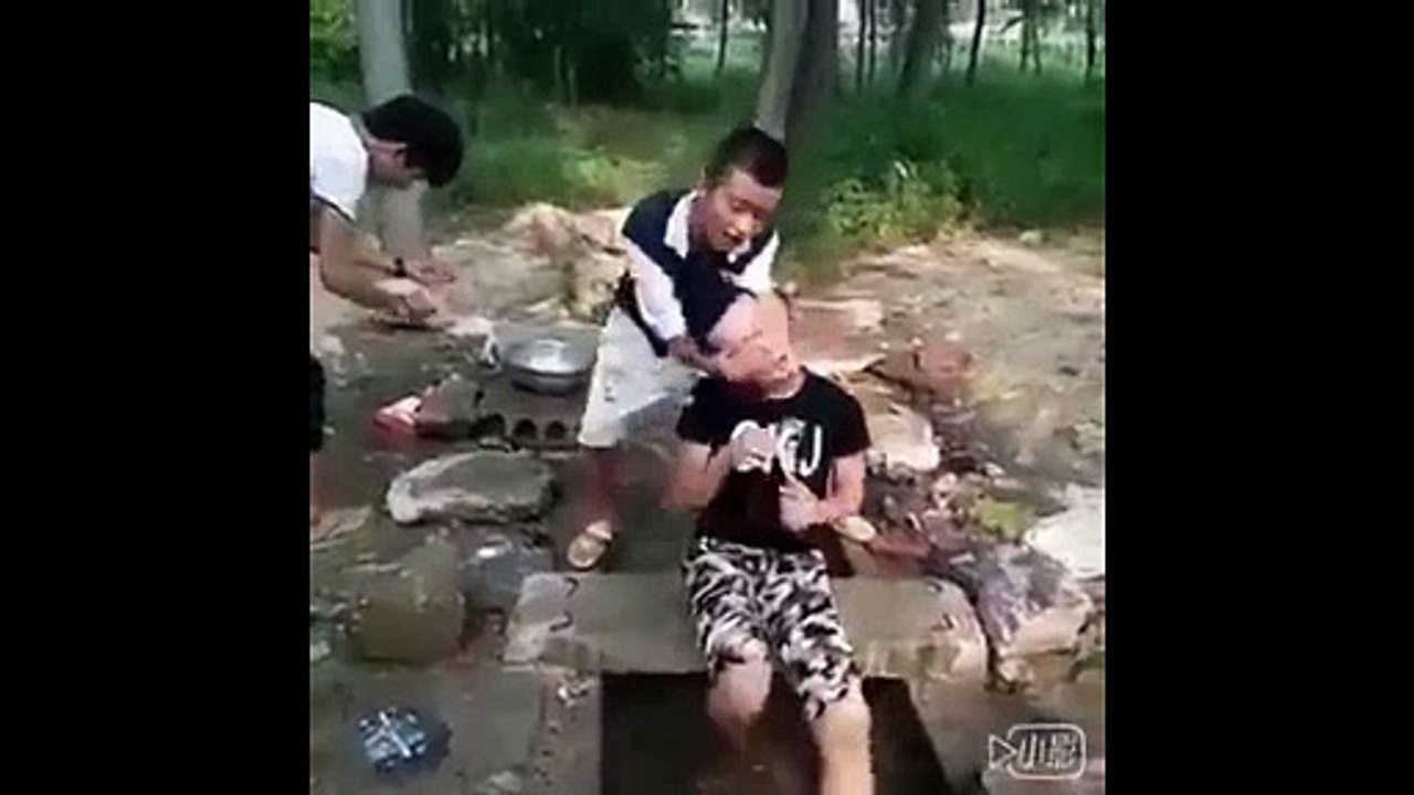 Phải luôn đề phòng khi  lũ bạn khốn nạn bên cạnh