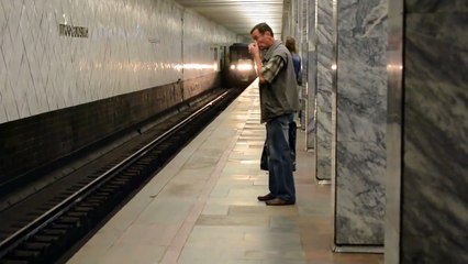 Voilà comment un prend le train en russie... Fou