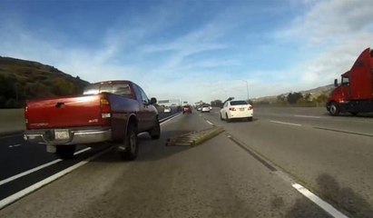 Otoyola düşen merdiven kazaya yol açtı