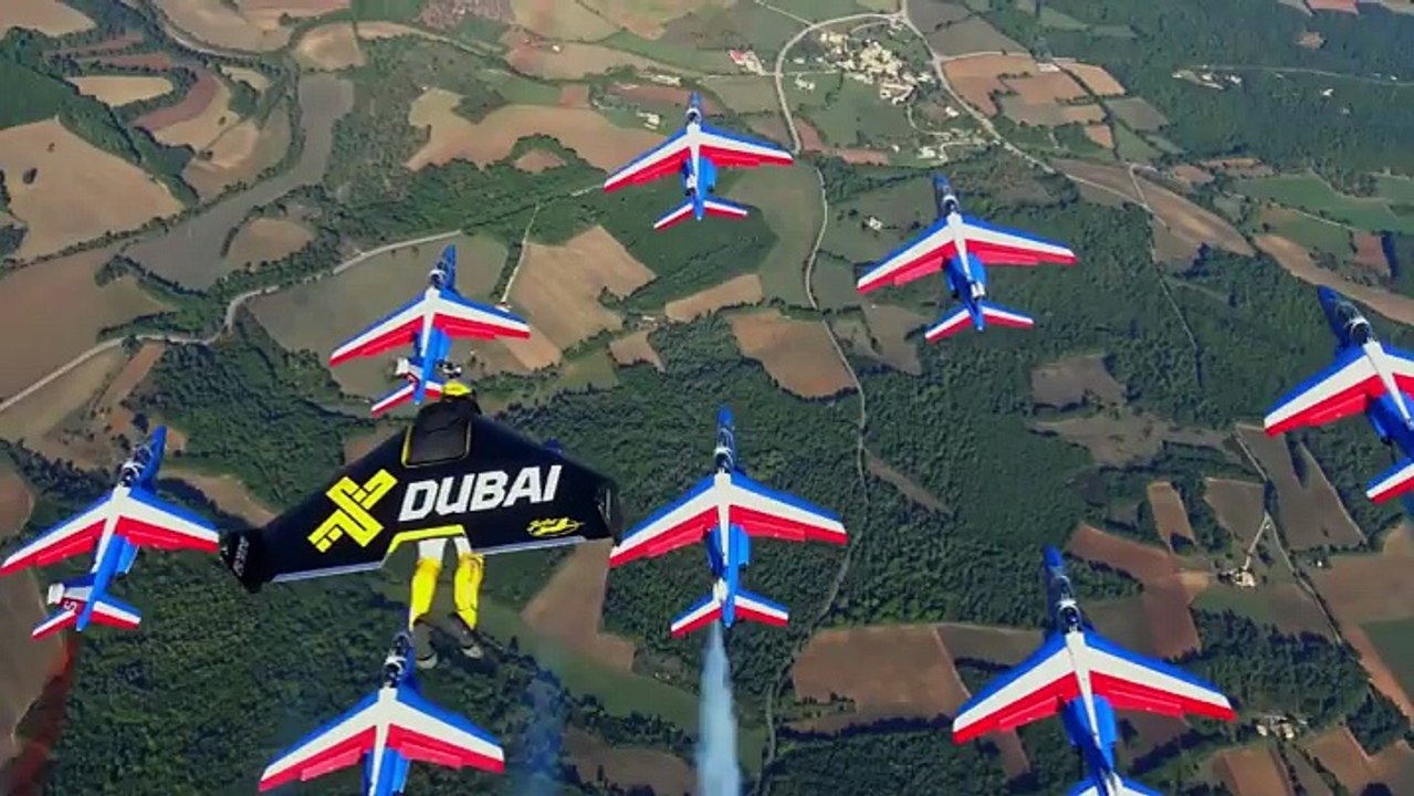 Le mec vole avec la Patrouille de France