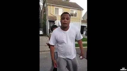 il promène sa copine en laisse