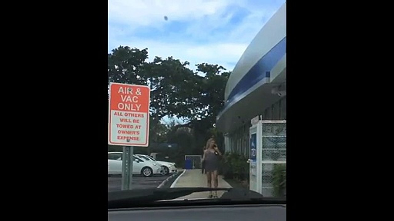 Une blonde qui marche en étant super cambrée