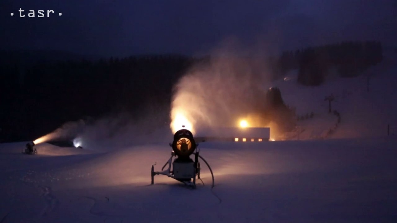 DONOVALY: Večerné zasnežovanie v lyžiarskom stredisku