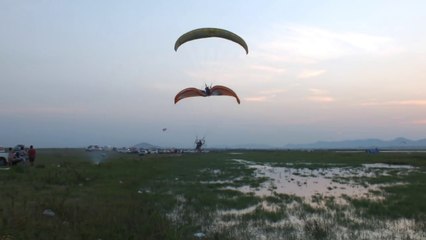 Il arrache la voile de son voisin avec l'hélice de son Paramoteur