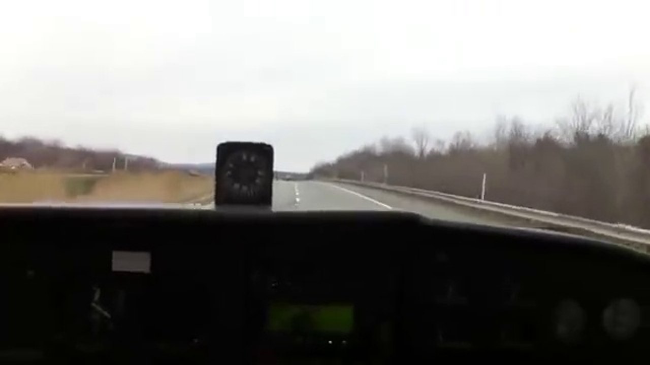 Cet avion atterrit en plein milieu de l'autoroute