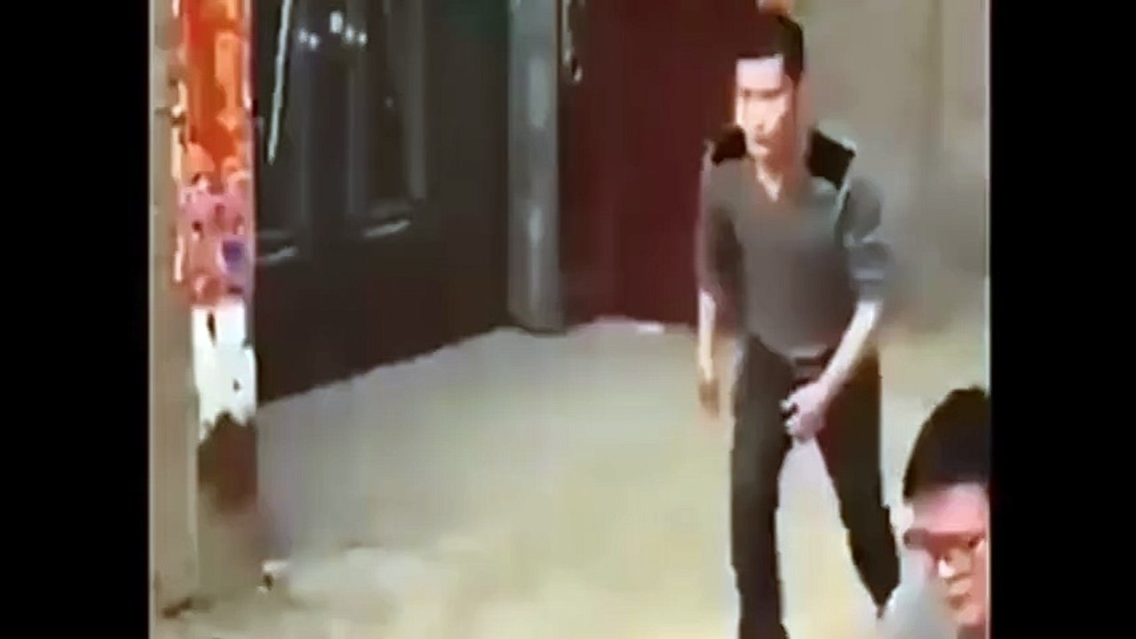 Người đàn ông ngã dập mặt vì nhảy santo