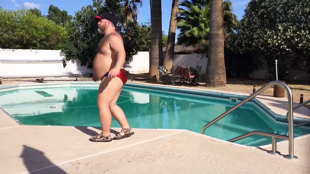 ce-mec-nous-fait-une-danse-de-la-joie-en-slip-de-bain-pour-celebrer-ses-vacances