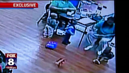 Horrifiée, cette maman comprend tout en découvrant la caméra de surveillance de son bébé de 2 ans...