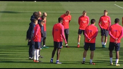 Los futbolistas del Barça guardan un minuto de silencio antes del entreno