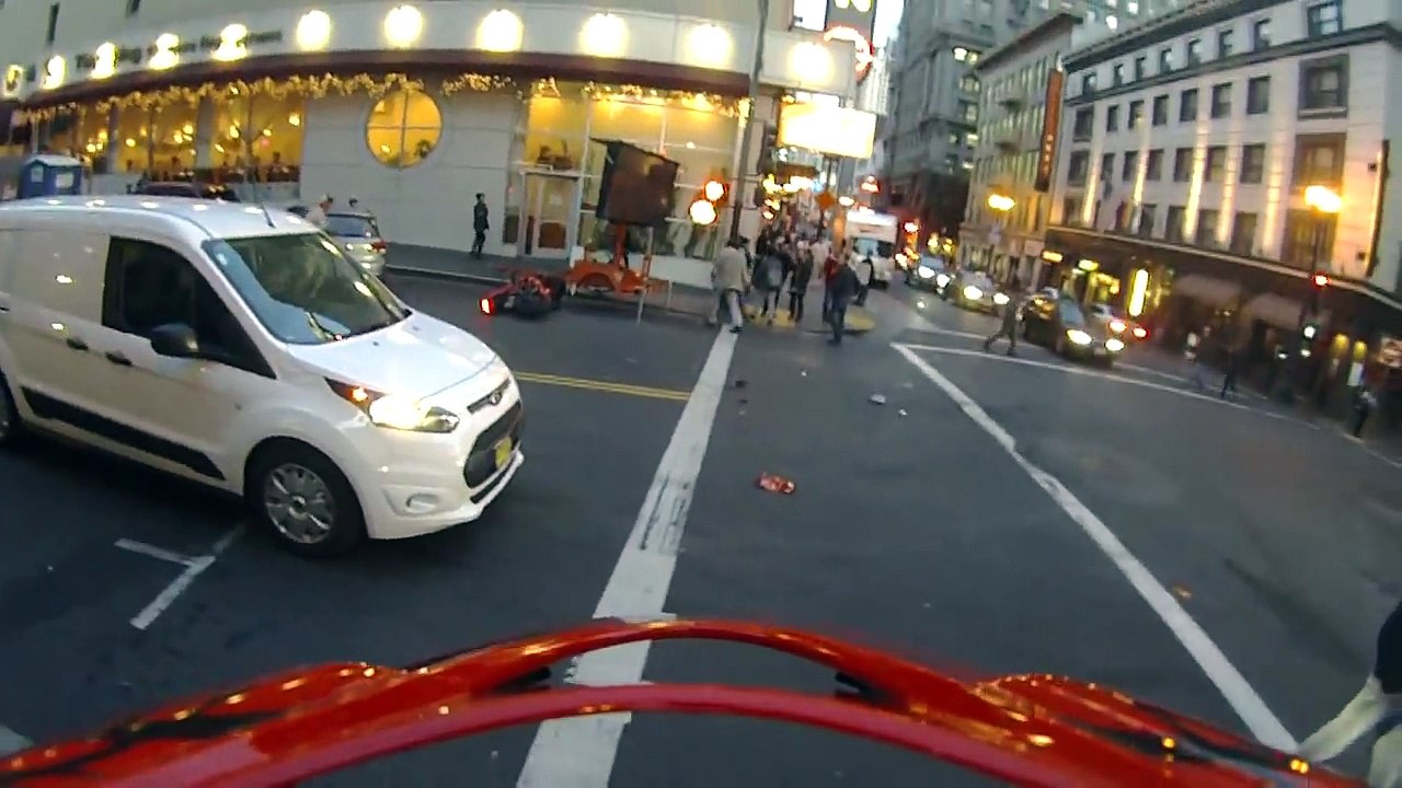 Au guidon de sa Daytona il passe par dessus le pare-brise de la voiture qui lui rentre dedans