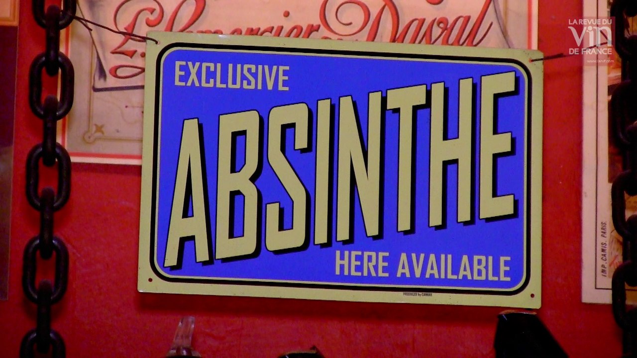 Comment l'absinthe est-elle traditionnement servie ?