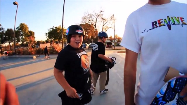 Ce gamin fait un bruit de vache pour dire Bye lol - Skateboard