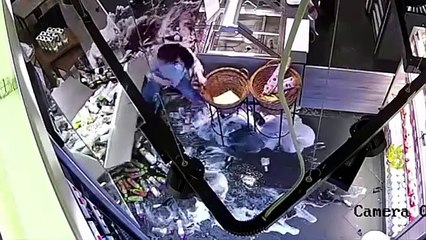 Elle se prend une étagère de bouteille de vin sur la tête