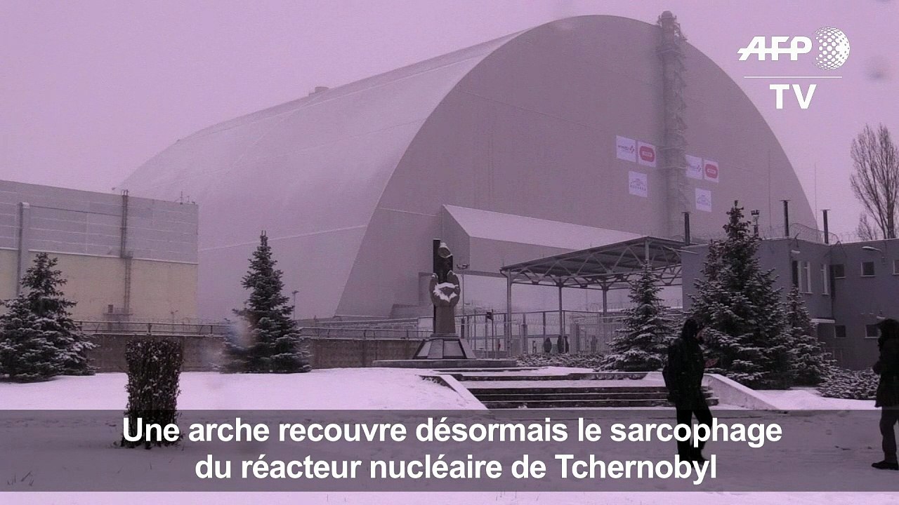 Une arche sur le sarcophage du réacteur nucléaire de Tchernobyl