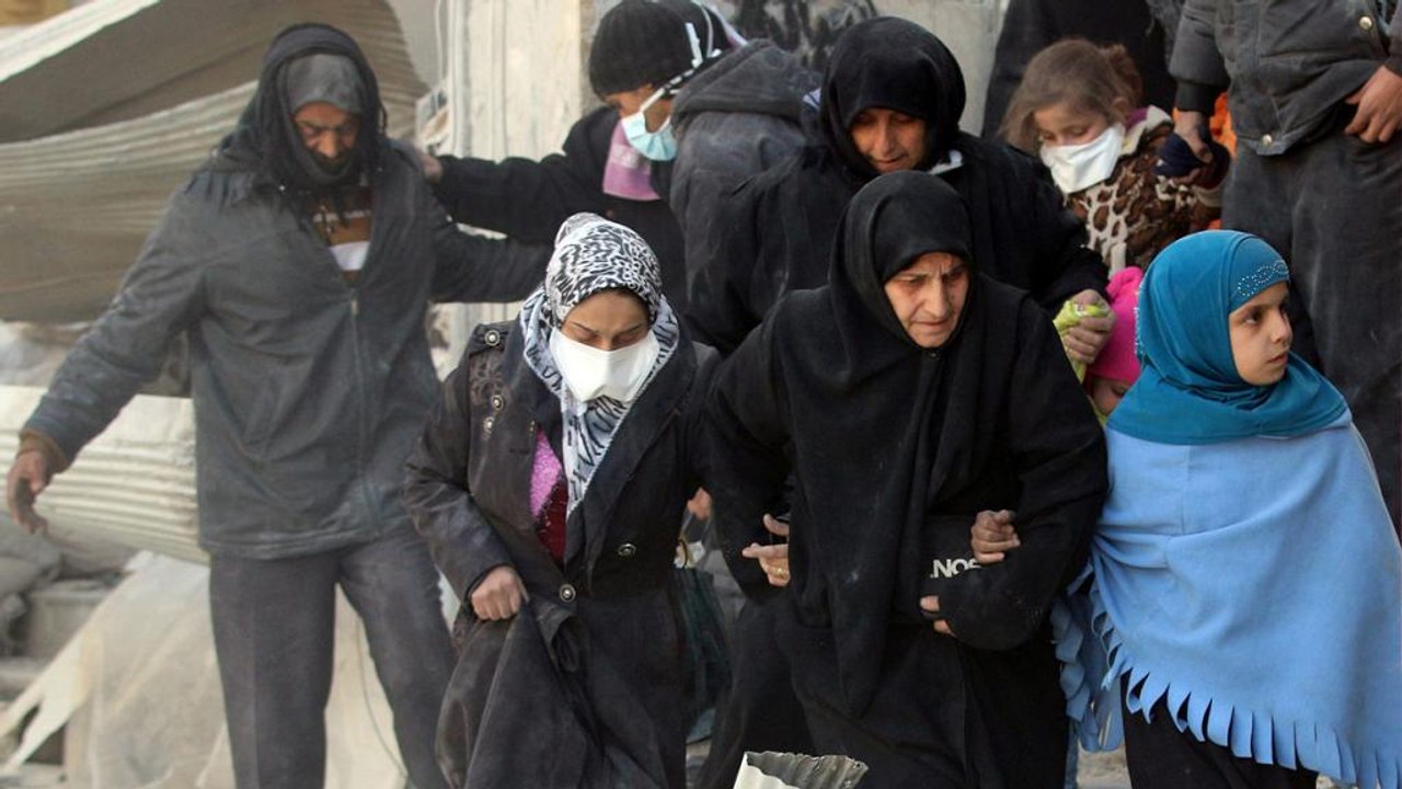 Thousands flee Aleppo fighting