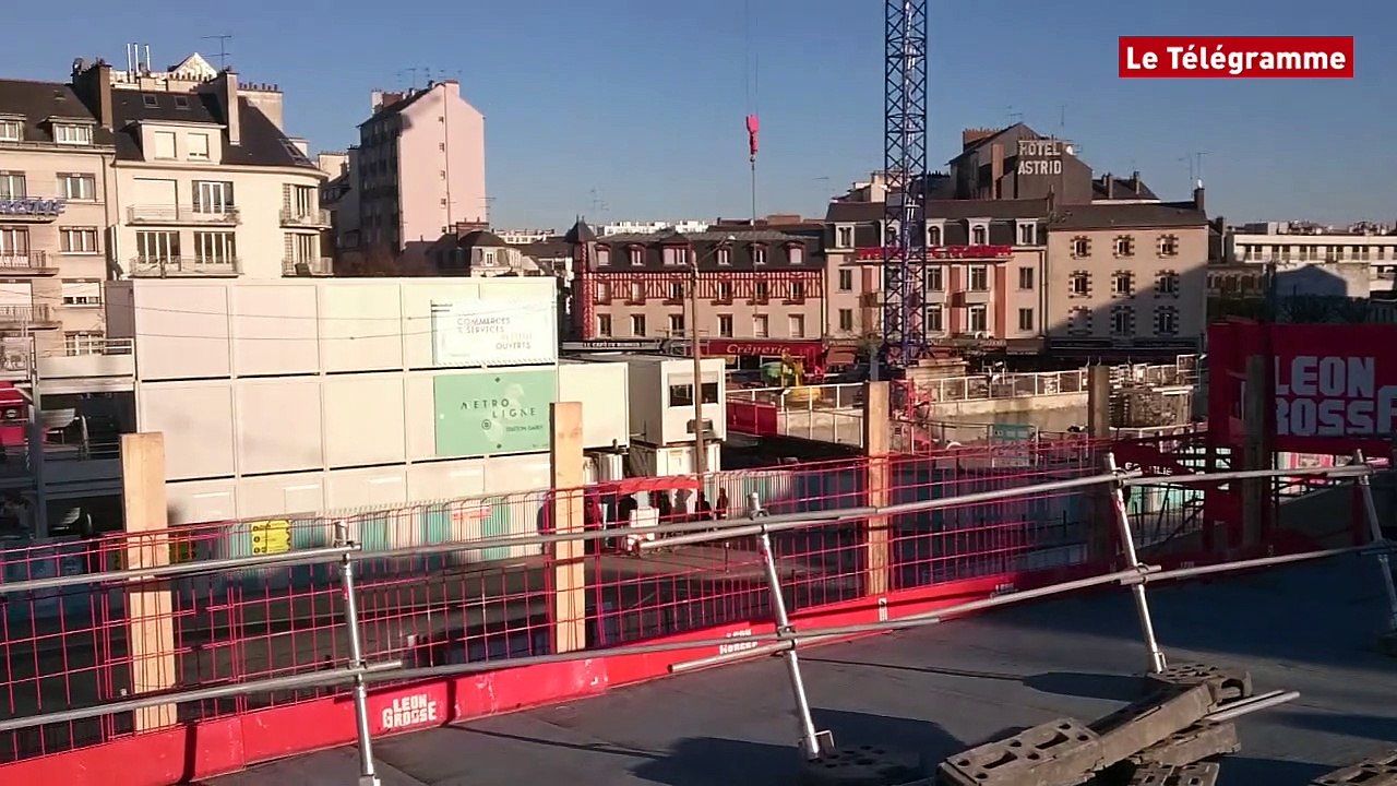 Gare de Rennes. La croqueuse attaque la façade...