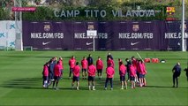 Equipe do Barcelona faz um minuto de silêncio antes de treino