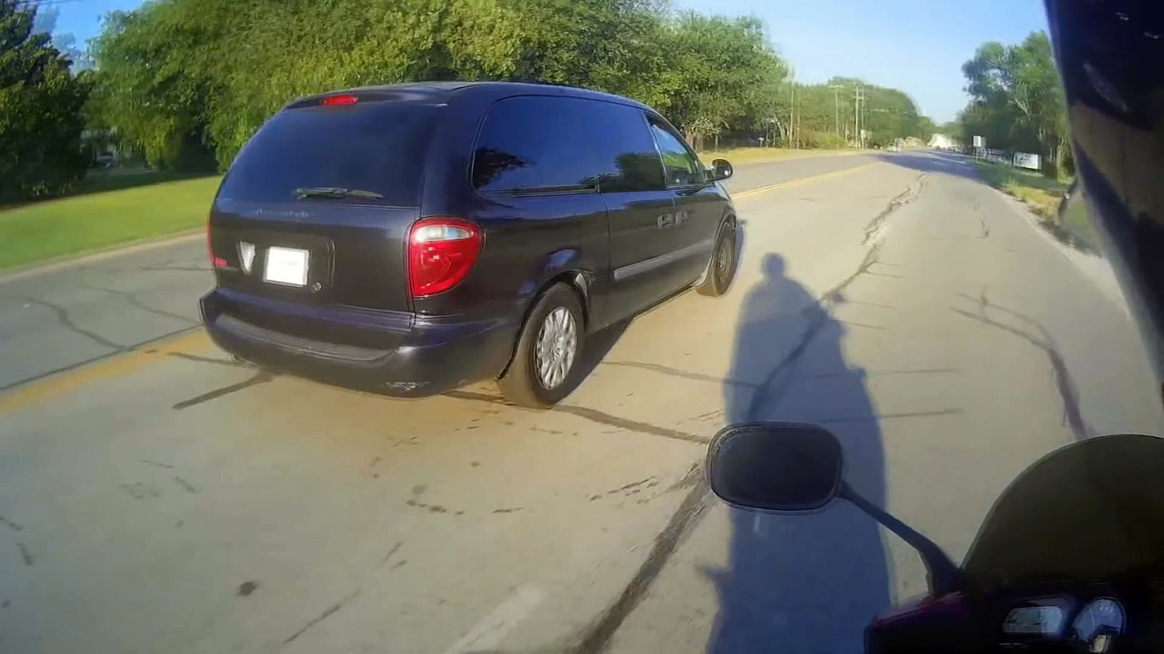 La réaction démesurée d'un motard qui s'est pris une bouteille d'eau par un automobiliste