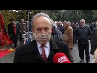 Ora News – Portreti i Enver Hoxhës ekspozohet jashtë Varrezave të Dëshmorëve