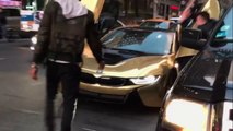Enervé, il se lâche avec sa batte de Baseball sur une Bmw I8 à 200.000 $
