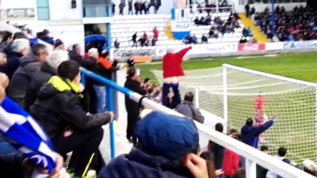 Ce supporter va tout tenter pour déstabiliser le tireur de penalty... Jusqu'à ce mettre à poil