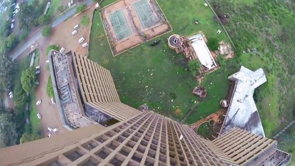 Parkour impressionnant qui va finir en base Jump